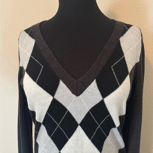New York & Co Argyle V-Neck Sweater - Black & White Medium - Picture 6 of 9